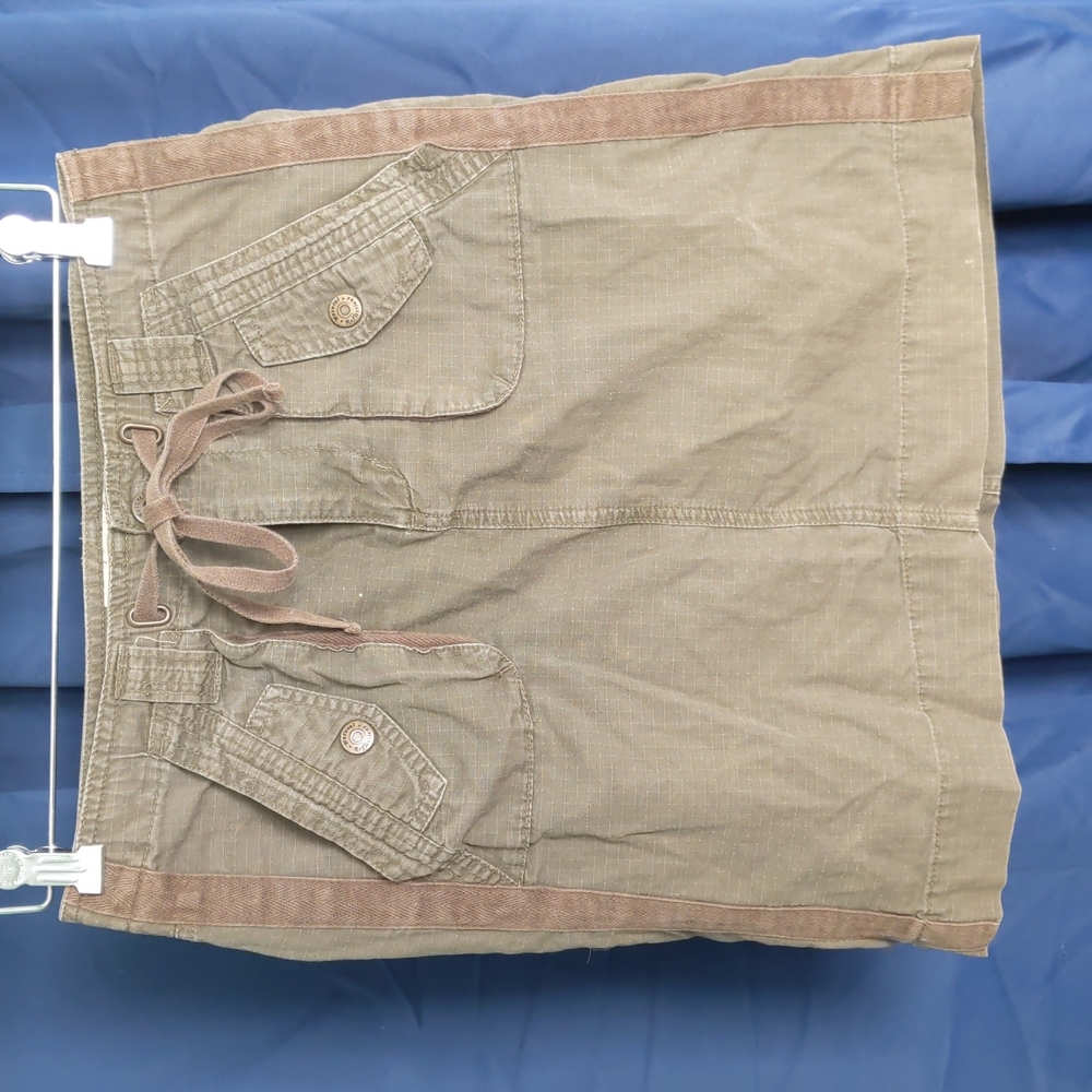 Green ripstop skirt with pockets